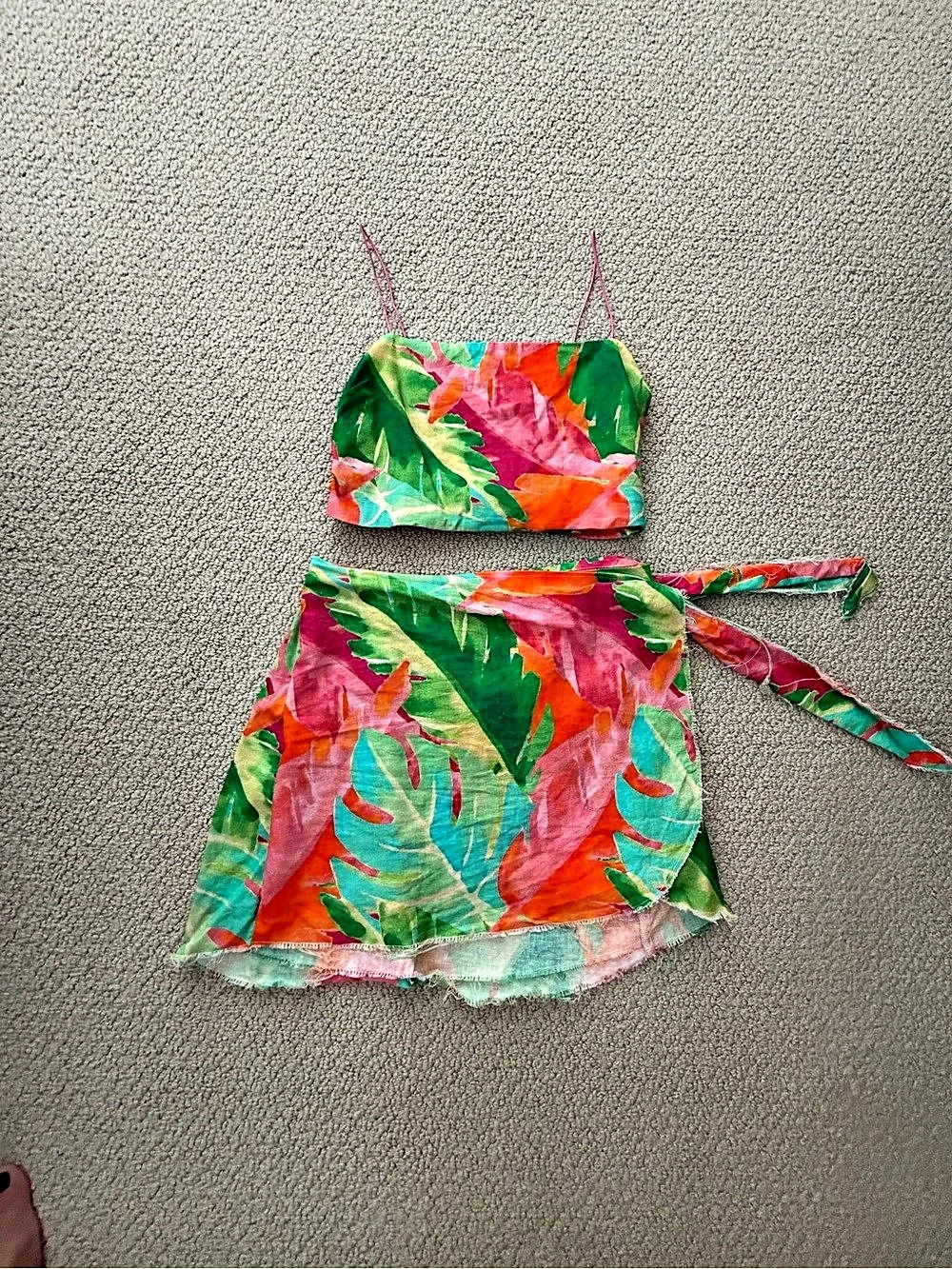 Show me your MUMU Iva Wrap Skirt ~ Tropics Palm
Size Medium